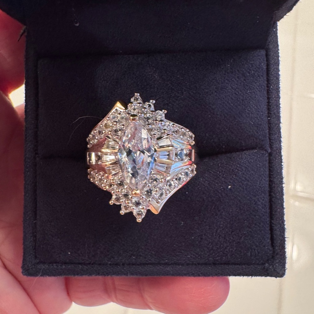 Elegant 10k Gold Women's Statement Ring